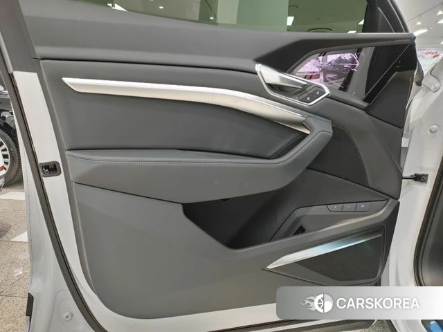 Audi e-Tron 2022 Белый из Кореи, фото 2