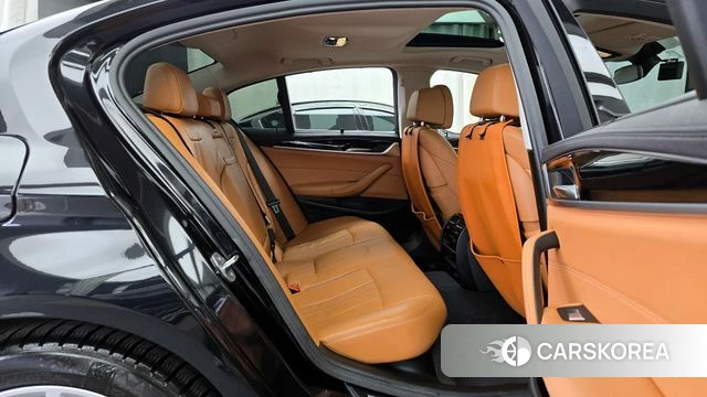 BMW 5 Series (G30) 2022 Черный из Кореи, фото 2