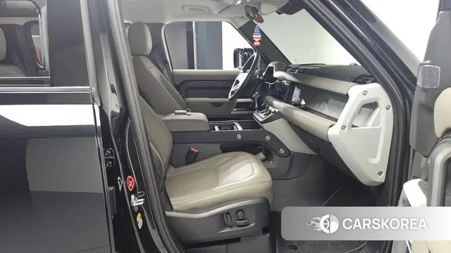 Land Rover Defender (L663) 2023 Черный из Кореи, фото 2