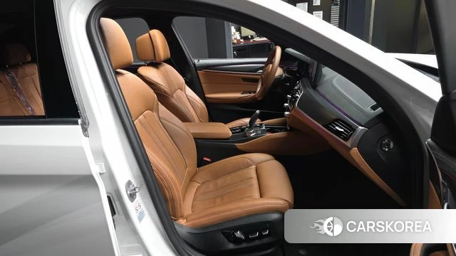 BMW 5 Series (G30) 2023 Белый из Кореи, фото 2