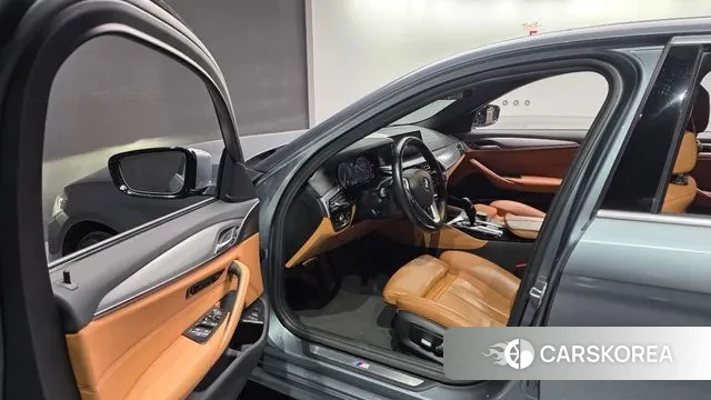 BMW 5 Series (G30) 2018 Серый из Кореи, фото 2