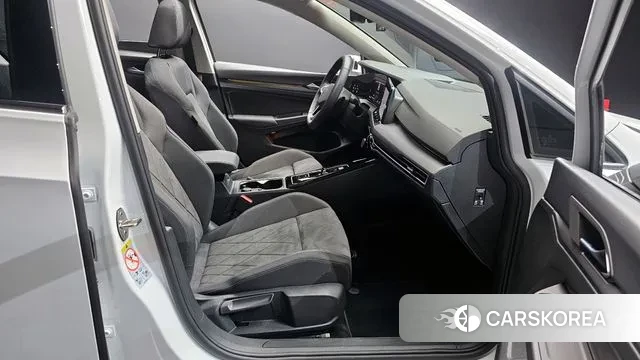 Volkswagen Golf 8th Generation 2024 Белый из Кореи, фото 2