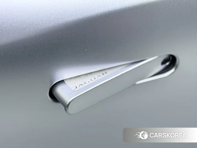 Jaguar F-TYPE 2024 Серебристо-серый из Китая, фото 2