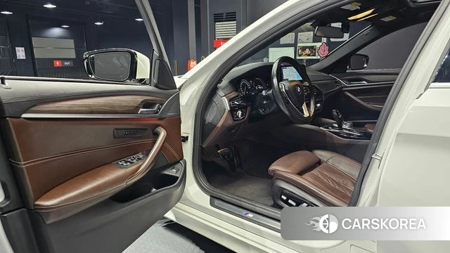 BMW 5 Series (G30) 2018 Белый из Кореи, фото 2