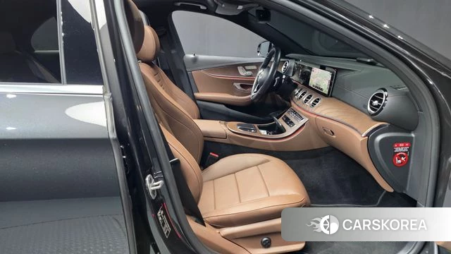 Mercedes-Benz E-Class W213 2021 Черный из Кореи, фото 2