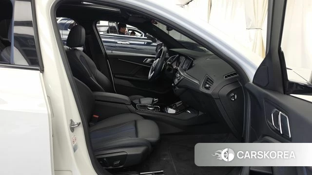 BMW 1 Series (F40) 2023 Белый из Кореи, фото 2