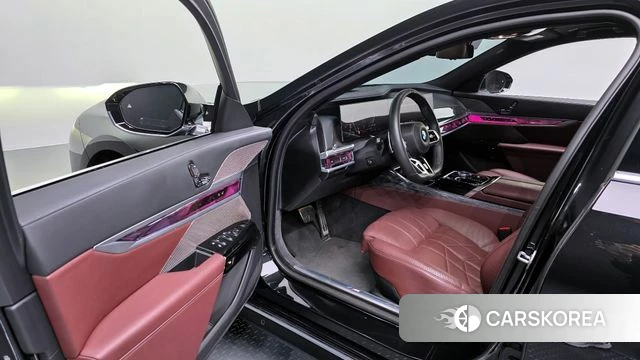 BMW 7 Series (G70) 2023 Черный из Кореи, фото 2