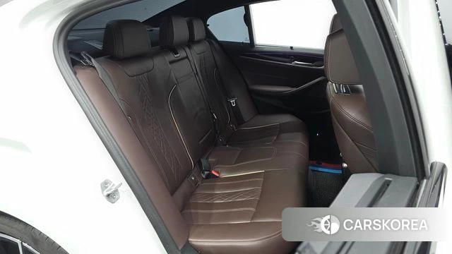 BMW 5 Series (G30) 2023 Белый из Кореи, фото 2