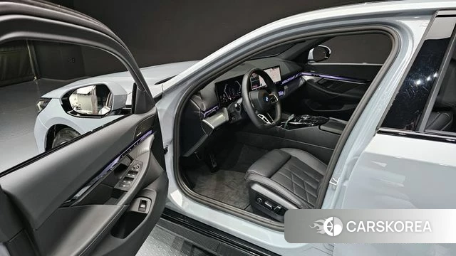 BMW 5 Series (G60) 2024 Светло-серебряный цвет из Кореи, фото 2