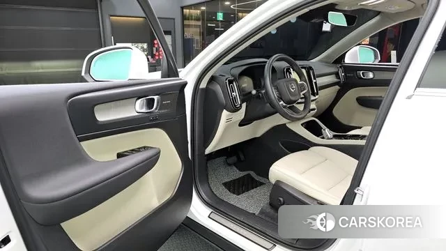 Volvo XC40 2024 Белый из Кореи, фото 2