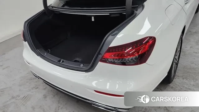 Mercedes-Benz E-Class W213 2023 Белый из Кореи, фото 2