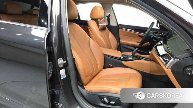 BMW 5 Series (G30) 2018 Серый из Кореи, фото 2