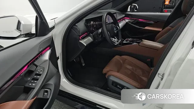 BMW 5 Series (G60) 2023 Белый из Кореи, фото 2