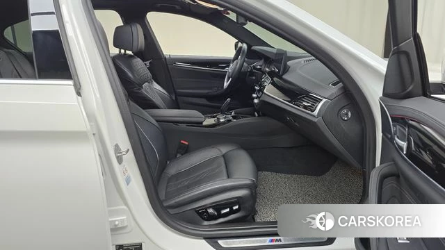 BMW 5 Series (G30) 2020 Белый из Кореи, фото 2