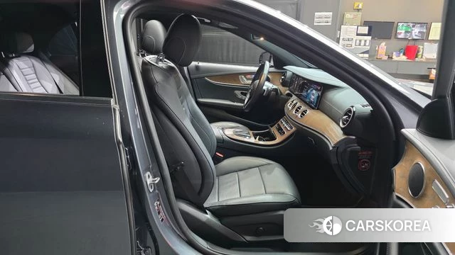 Mercedes-Benz E-Class W213 2021 Серый из Кореи, фото 2