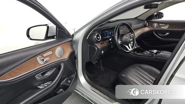 Mercedes-Benz E-Class W213 2018 Серебристо-серый из Кореи, фото 2