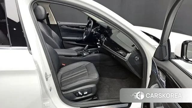 BMW 5 Series (G30) 2019 Черный из Кореи, фото 2