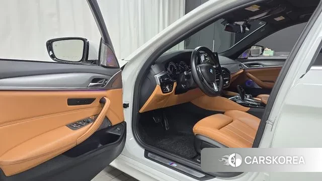 BMW 5 Series (G30) 2018 Белый из Кореи, фото 2