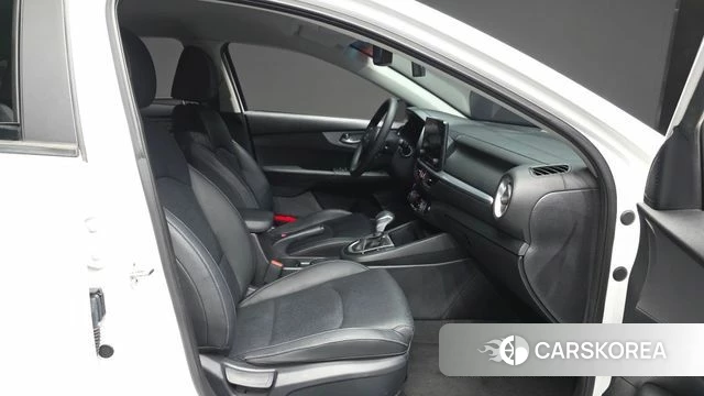 Kia The New K3 2nd generation 2021 Белый из Кореи, фото 2