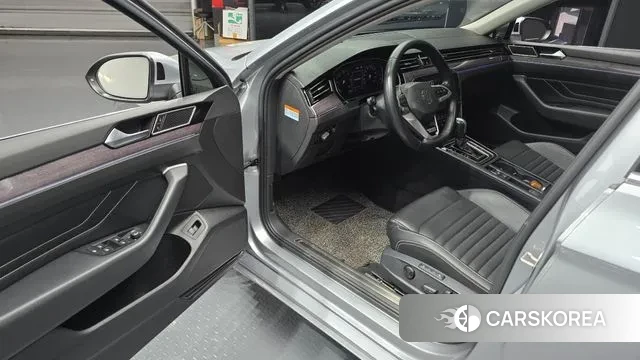 Volkswagen Passat GT (B8) 2021 Серебряный из Кореи, фото 2