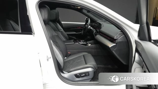 BMW 5 Series (G60) 2025 Белый из Кореи, фото 2