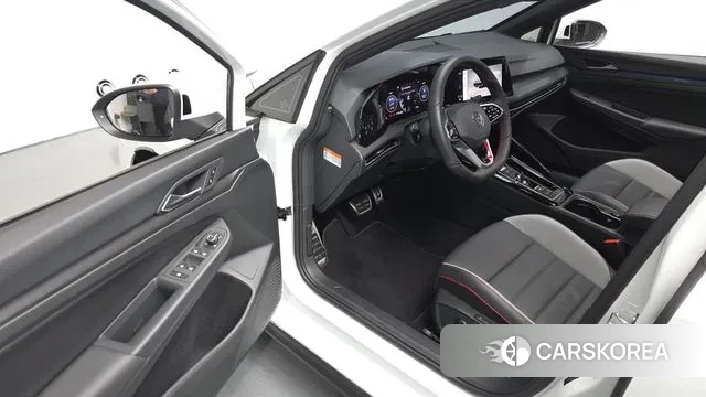 Volkswagen Golf 8th Generation 2024 Белый из Кореи, фото 2