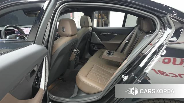 BMW 5 Series (G60) 2025 Черный из Кореи, фото 2