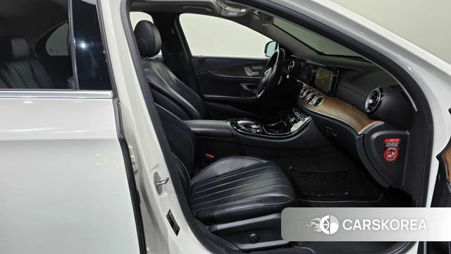 Mercedes-Benz E-Class W213 2018 Белый из Кореи, фото 2