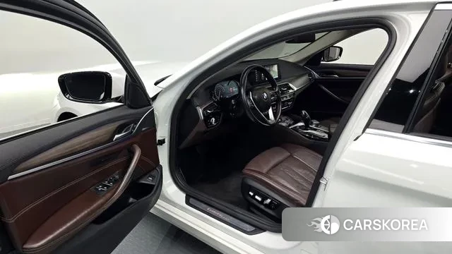 BMW 5 Series (G30) 2018 Белый из Кореи, фото 2