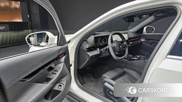 BMW 5 Series (G60) 2024 Белый из Кореи, фото 2