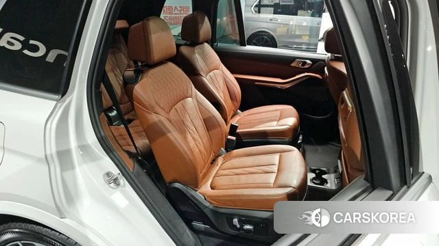 BMW X7 (G07) 2023 Белый из Кореи, фото 2