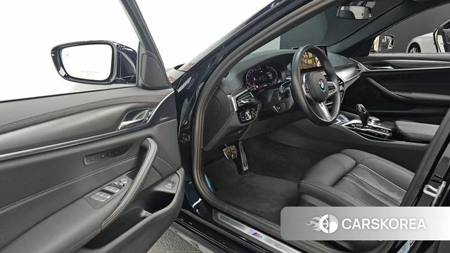 BMW 5 Series (G30) 2022 Черный из Кореи, фото 2