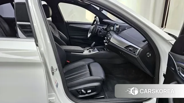 BMW 5 Series (G30) 2018 Белый из Кореи, фото 2