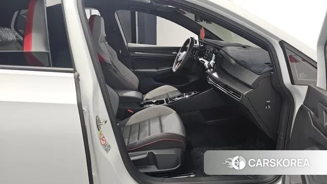 Volkswagen Golf 8th Generation 2023 Белый из Кореи, фото 2