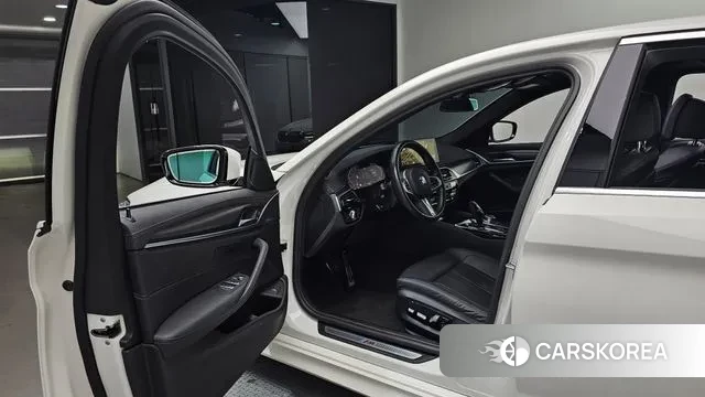 BMW 5 Series (G30) 2023 Белый из Кореи, фото 2