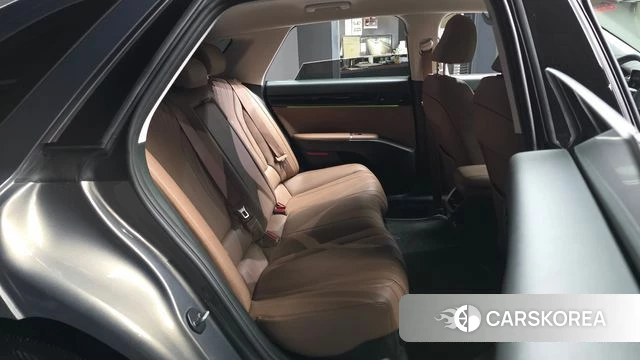 Hyundai Grandeur Hybrid (GN7) 2023 Песочный из Кореи, фото 2