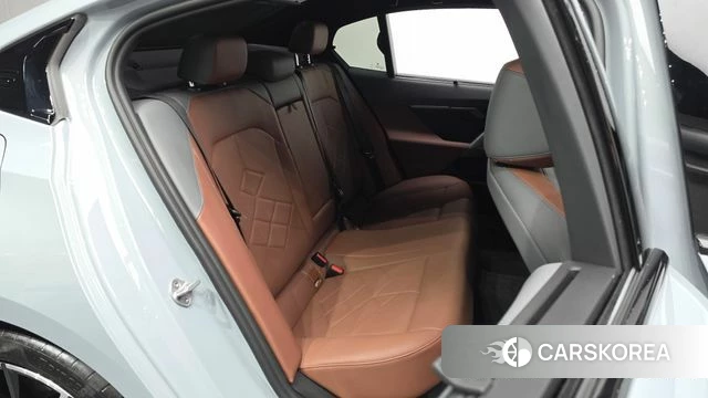 BMW 5 Series (G60) 2026 Светло-серебряный цвет из Кореи, фото 2