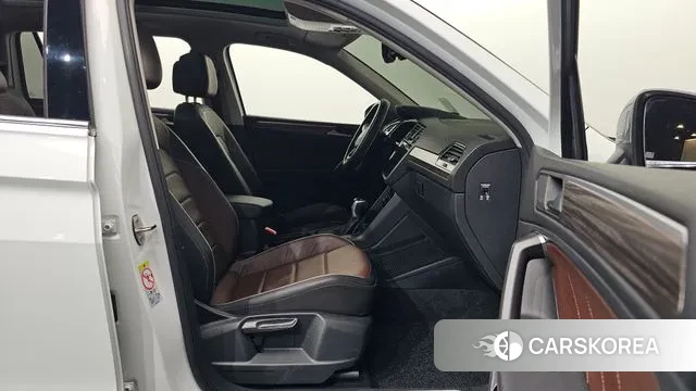 Volkswagen Tiguan Allspace 2023 Белый из Кореи, фото 2