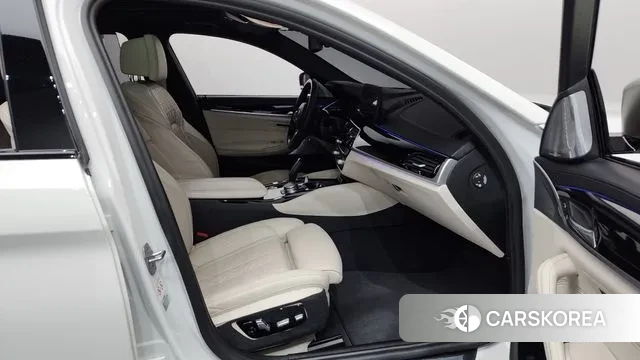 BMW 5 Series (G30) 2023 Белый из Кореи, фото 2