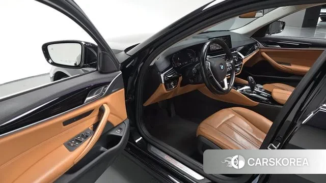 BMW 5 Series (G30) 2019 Черный из Кореи, фото 2