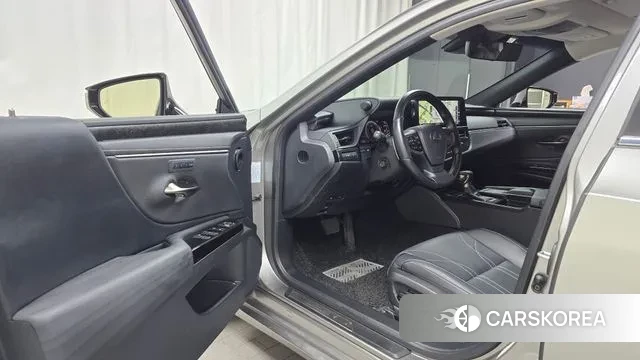 Lexus ES300h 7th generation 2022 Серебряный из Кореи, фото 2