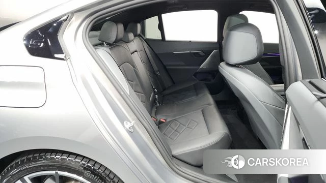 BMW 5 Series (G60) 2025 Серебряный из Кореи, фото 2