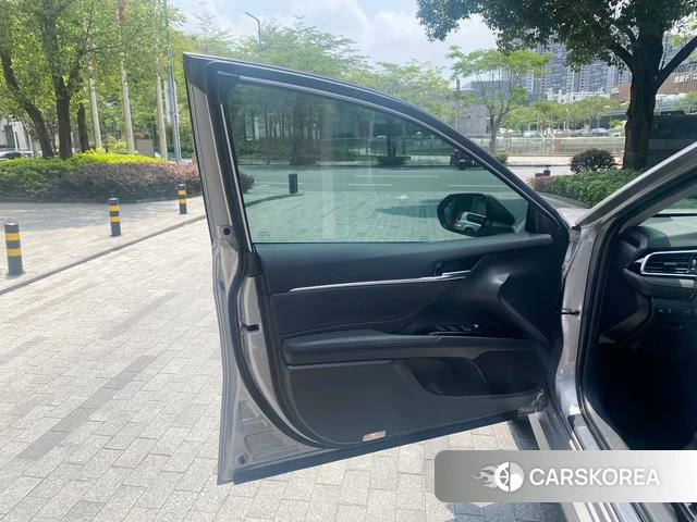 Toyota Camry 2023 Серебристо-серый из Китая, фото 2