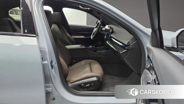 BMW 5 Series (G60) 2024 Серый из Кореи, фото 2