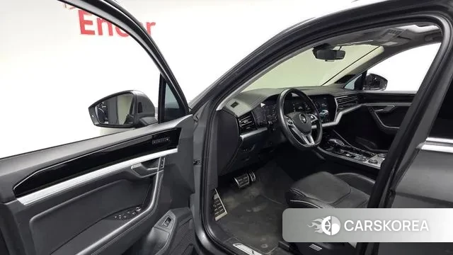 Volkswagen Touareg 3rd generation 2020 Серый из Кореи, фото 2