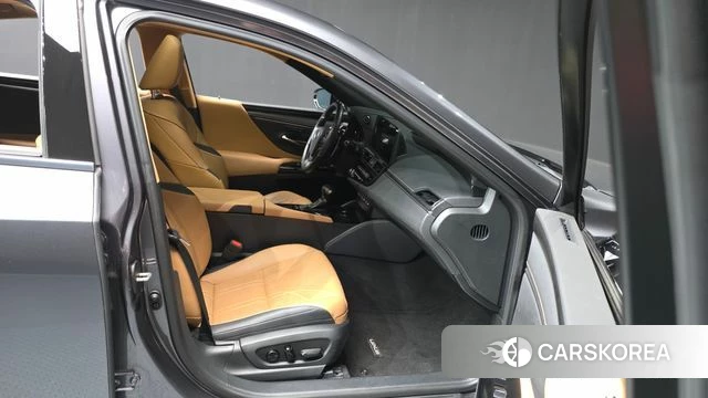 Lexus ES300h 7th generation 2023 Серый из Кореи, фото 2