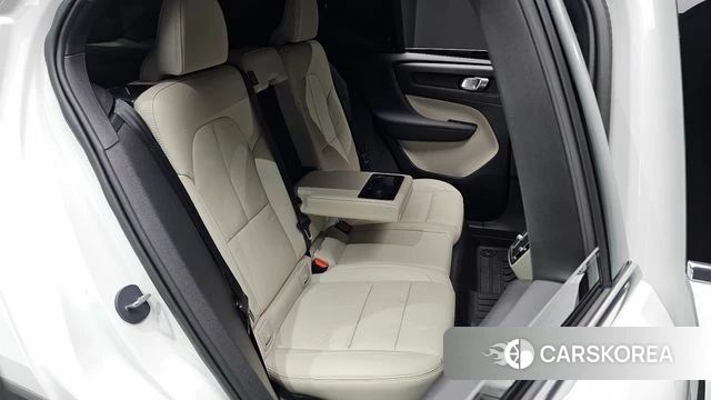 Volvo XC40 2023 Белый из Кореи, фото 2