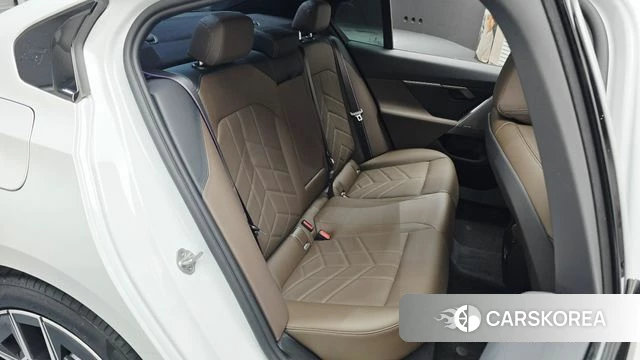 BMW 5 Series (G60) 2025 Белый из Кореи, фото 2