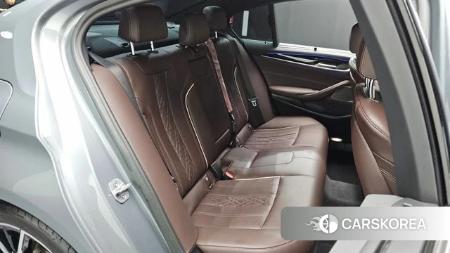 BMW 5 Series (G30) 2023 Серебристо-серый из Кореи, фото 2