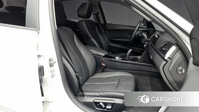 BMW 3 Series (F30) 2018 Белый из Кореи, фото 2